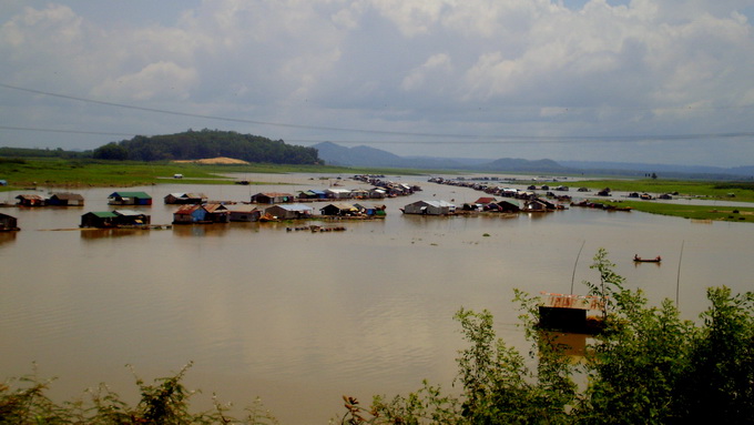 Xóm chài trên con sông La Ngà, huyện Định Quán